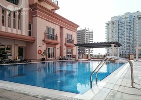صورة لـ حمام سباحة للكبار في طراز أوروبي