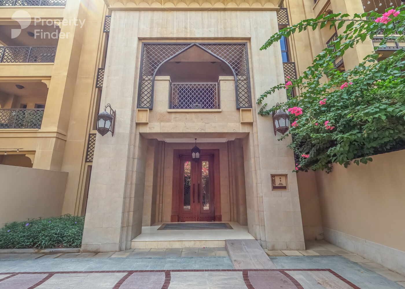 Gallery mosaic item small first